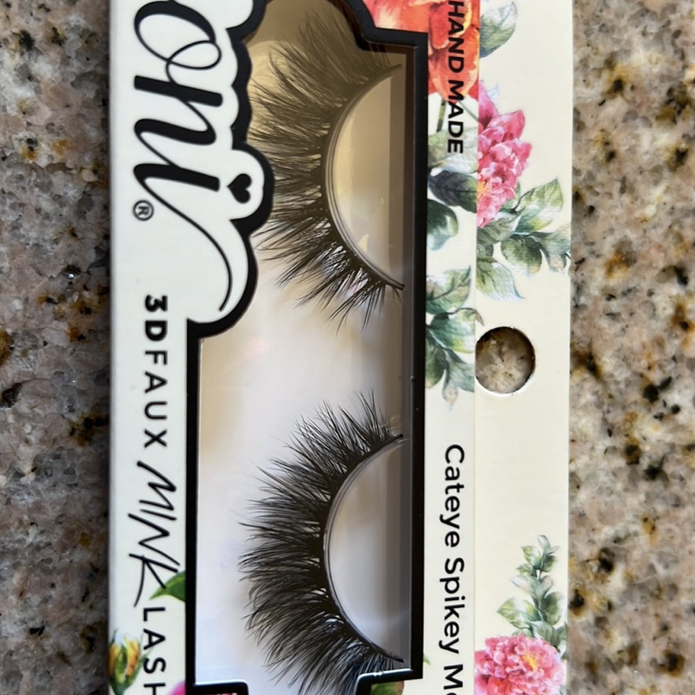 Ioni lashes - Picture 3 of 3